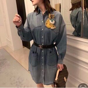 NWT Gucci Bleached Denim Snap Front Dress with 3D Cat Brooch Long Sleeve Sz 38